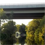 Dálniční most přes Ohři, v pozadí jez Jindřichov