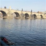 Karlův most spojuje Malou Stranu a Staré Město
