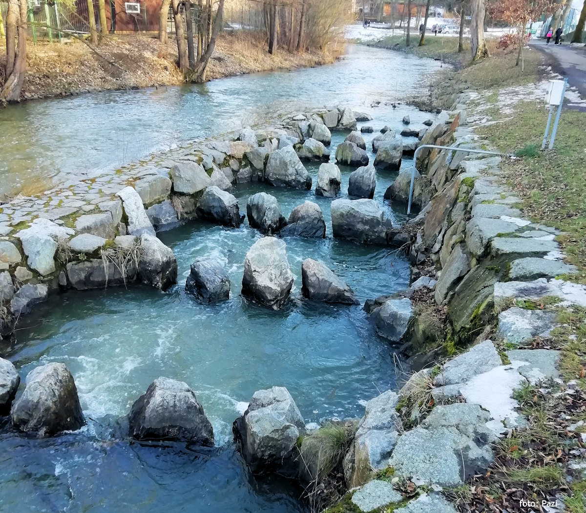 rkm. 17,9 Rybochod u jezu na konci parku