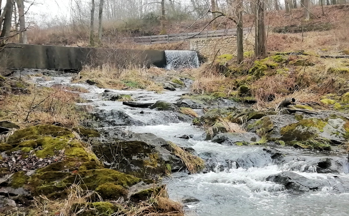 rkm. 27,1 Nesjízdný jez u Nových mlýnů za 4,4 m3/s (2.3.2019)