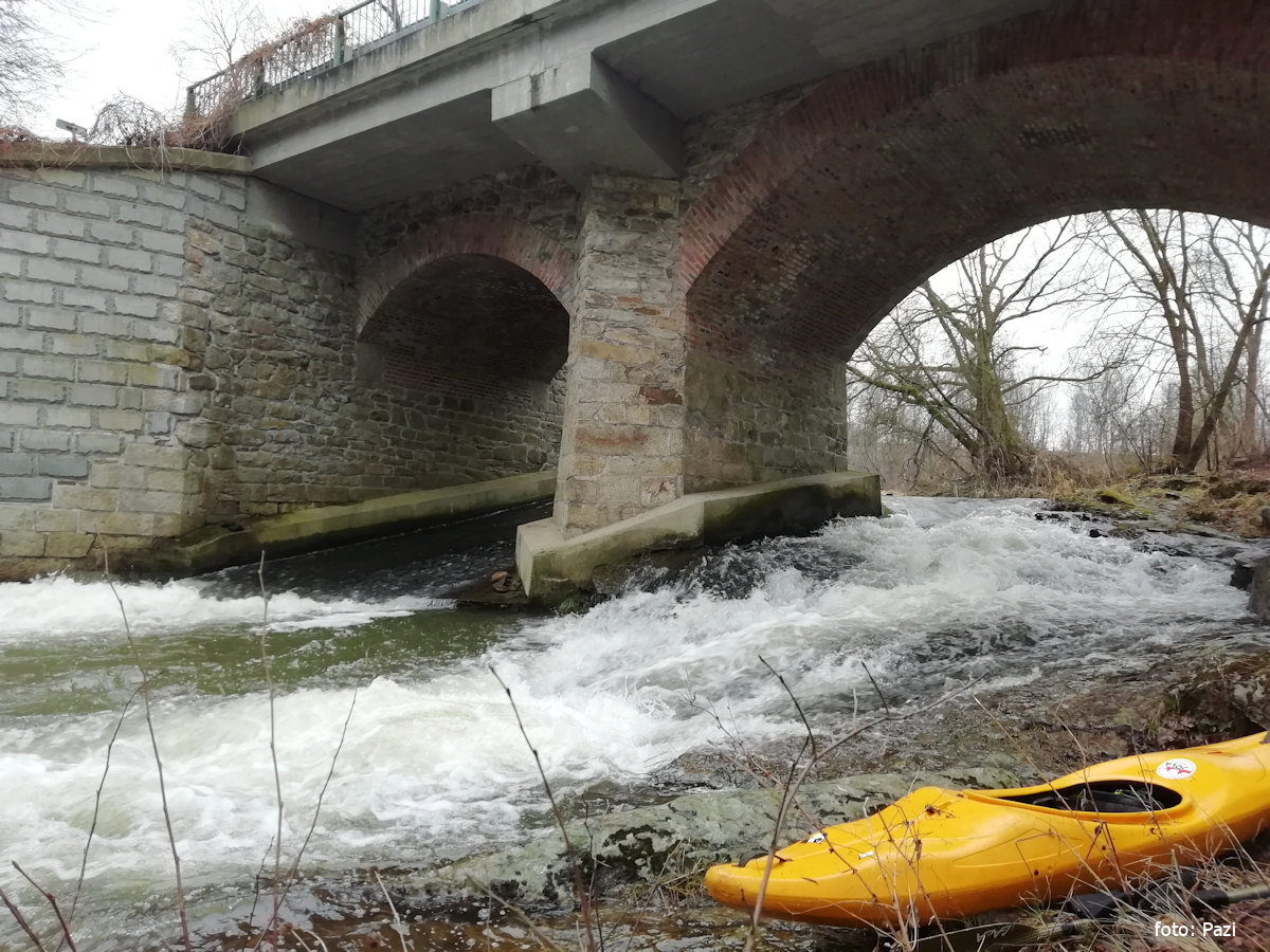 rkm. 32,8 Kaskada pod mostem za 4,4 m3/s (2.3.2019)