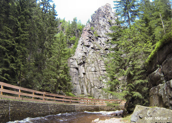 Schwarze Pockau-kaskáda a nejvyšší skalní stěny.