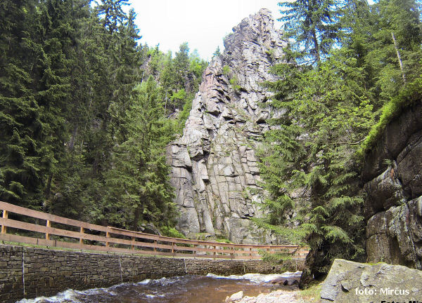 Schwarze Pockau-kaskáda a nejvyšší skalní stěny. Schwarze Pockau-kaskáda a nejvyšší skalní stěny.