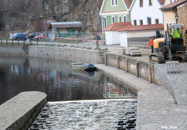 Stavba plouvoucího mola na Jelení lávce