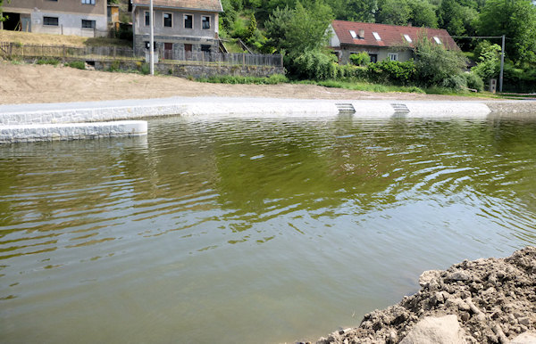 Nadjezí s výstupních schody Nadjezí s výstupních schody