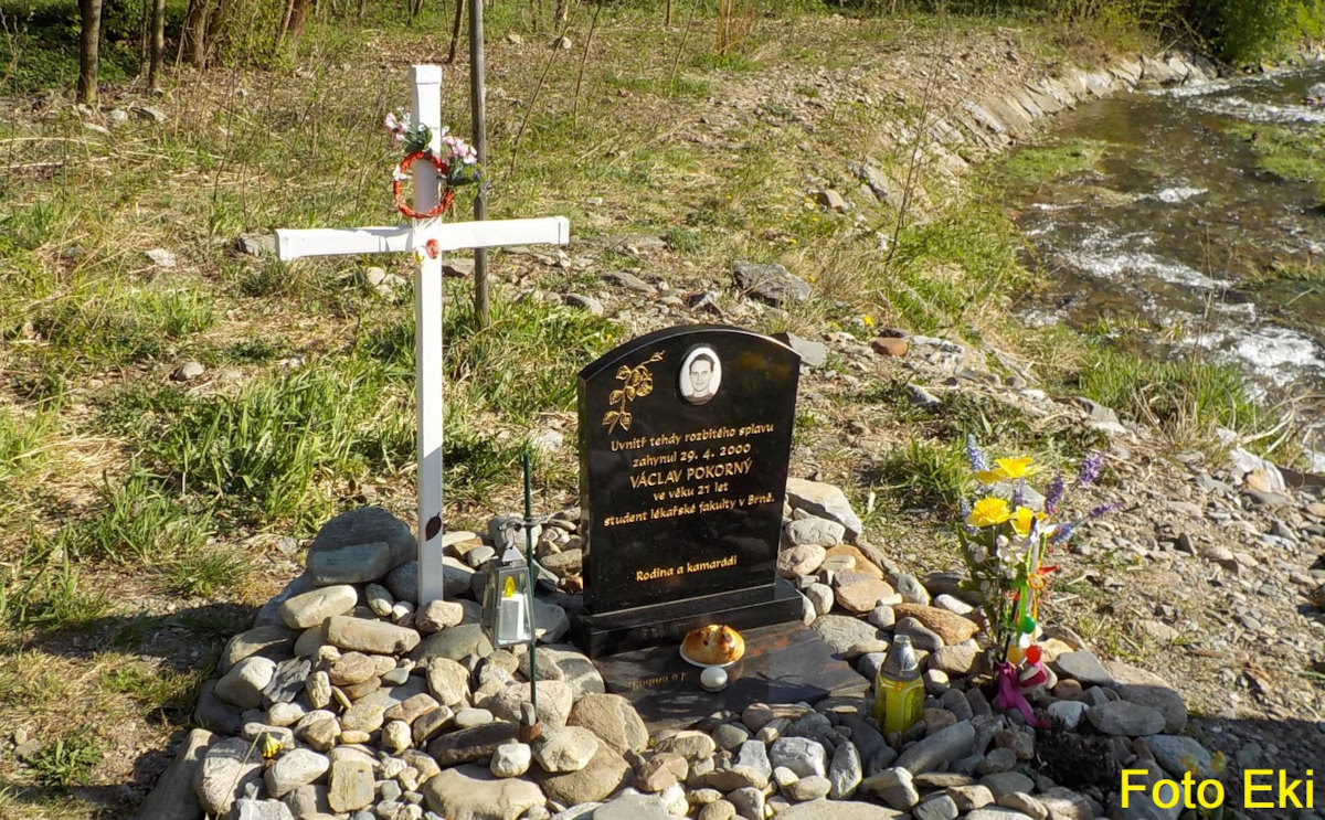 Udržovaný pomníček u jezu Alojzov na Moravě