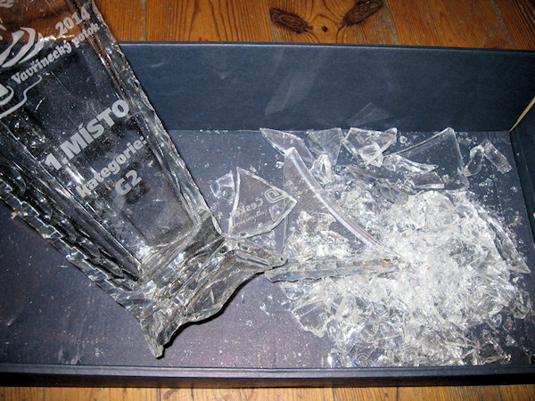 Zničený pohár
