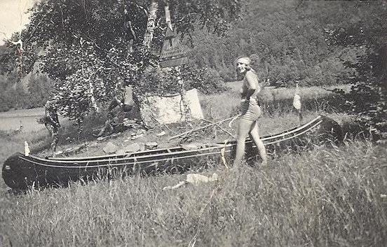 Na tábořišti s kánoí u Vltavy 1929