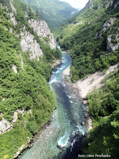 Piva. Z mostu spíš krajinovka než WW, jenže chyba lávky Piva. Z mostu spíš krajinovka než WW, jenže chyba lávky