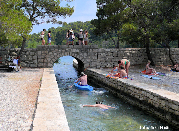průplav mezi Veliko a Malo jezero průplav mezi Veliko a Malo jezero