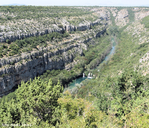 Přenášení pod hrází jezera Monojlovac Přenášení pod hrází jezera Monojlovac