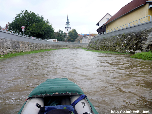 Velké Meziříčí. Po jezu na začátku města je průjezd bez problémů.