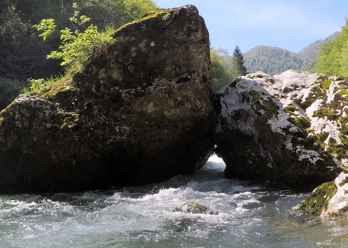 Mezera mezi kameny na Sávě Bohinjce