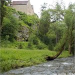 Hrad Velhartice na levém břehu Ostružné