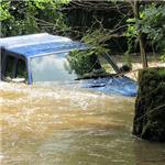 Hazardující vodáci zachránili hazardujícího řidiče