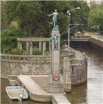 Socha Vltavy u špice Dětského ostrova v Praze s věncem za utonulé